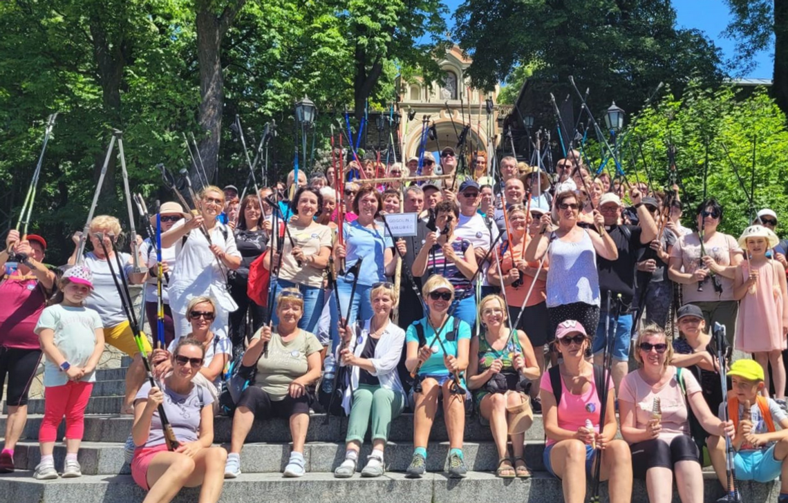 Pielgrzymka miłośników nordic walking na Górę św. Anny. Przyszli z Gogolina