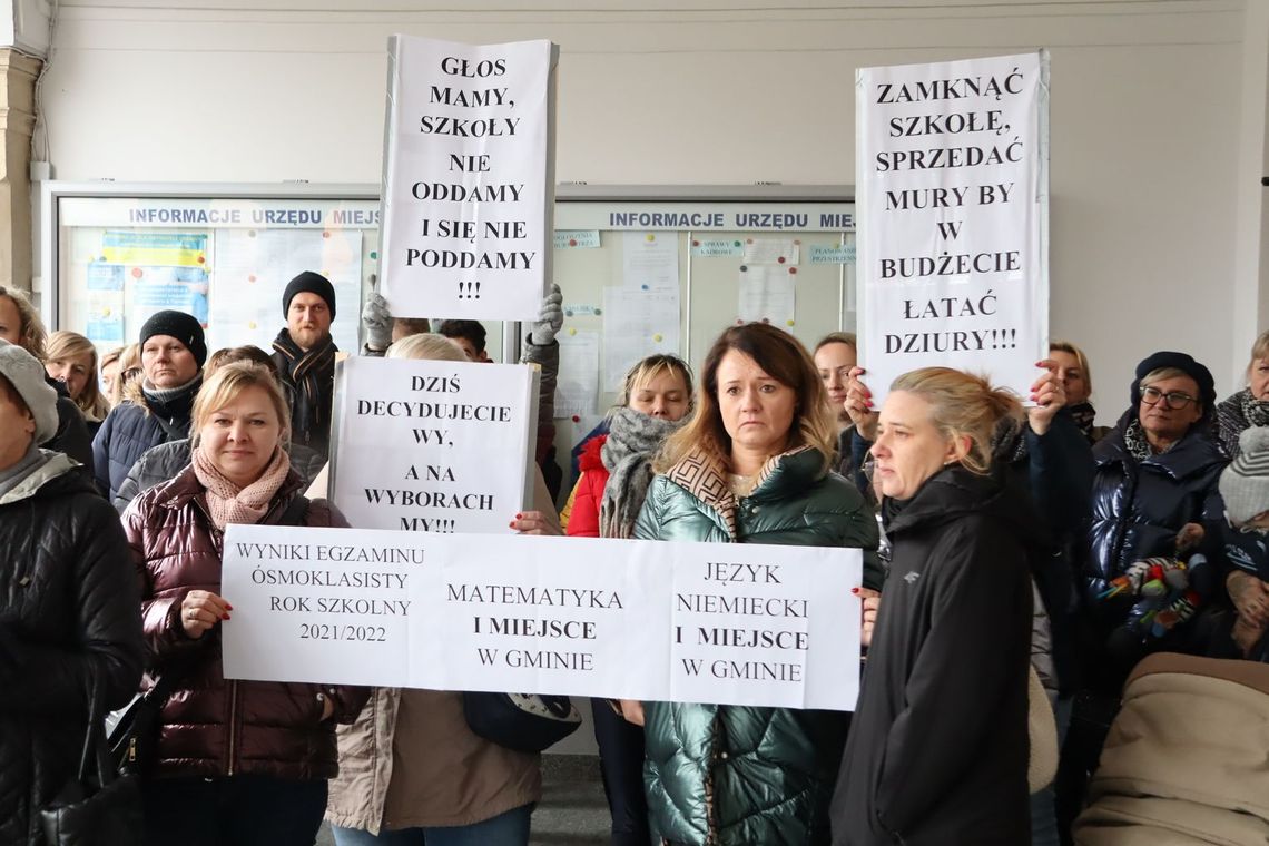 Mimo protestów rodziców radni podjęli decyzję o likwidacji szkoły w Rozmierce