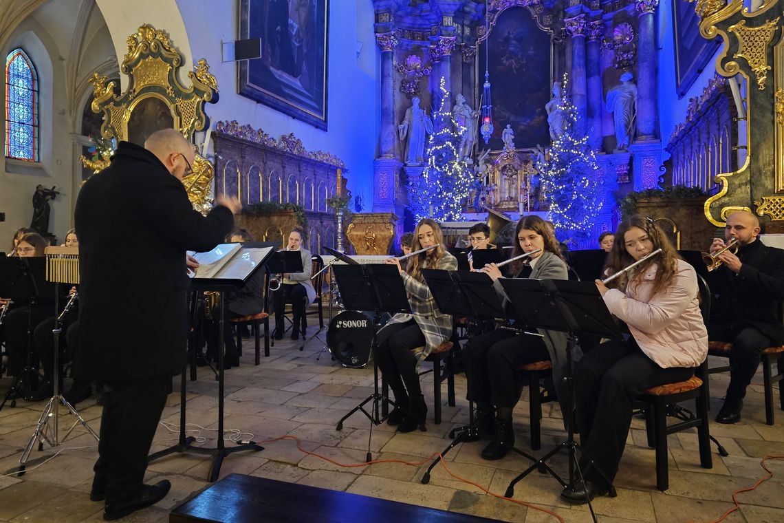 Młodzi muzycy z Jemielnicy pięknie zagrali dla parafian