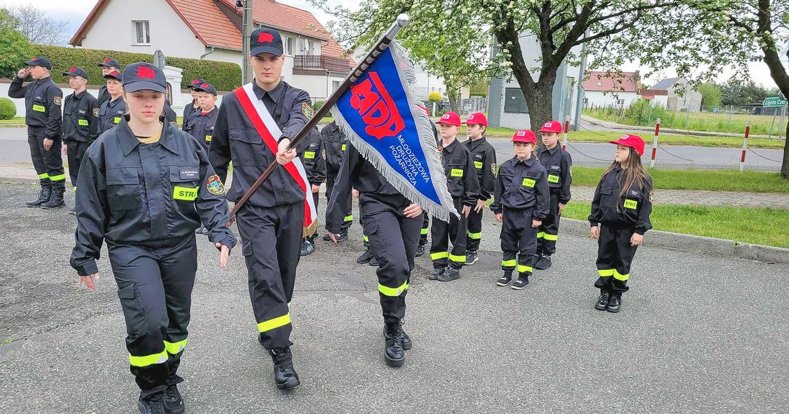 Młodzi strażacy z Izbicka otrzymali proporzec Młodzi strażacy z Izbicka otrzymali proporzec