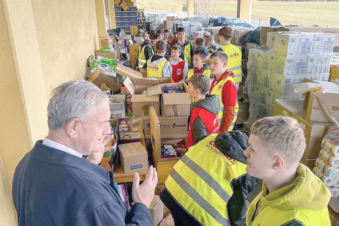 Młodzież z Raszowej pomogła przygotować paczki dla powodzian