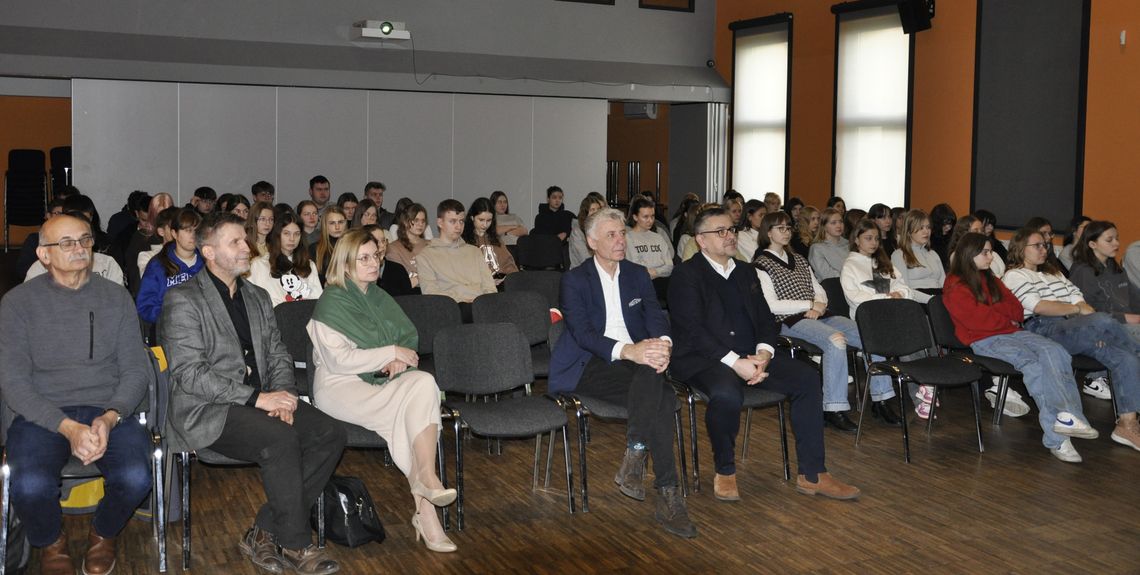 Młodzież ze Strzelec Opolskich słuchała o historii polskich Kresów