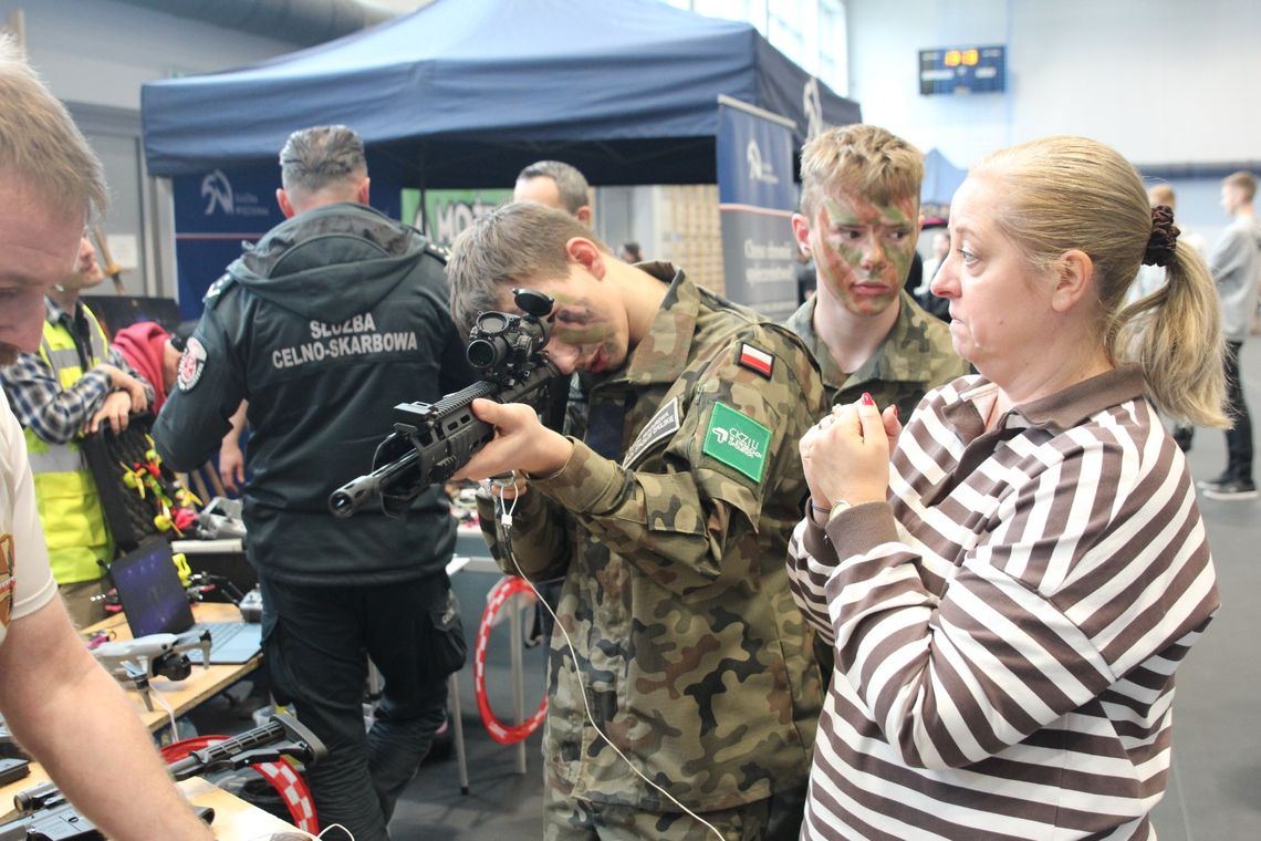 Mundurowe Targi Pracy Powiatu Strzeleckiego. Służby zaprezentowały swoje oferty