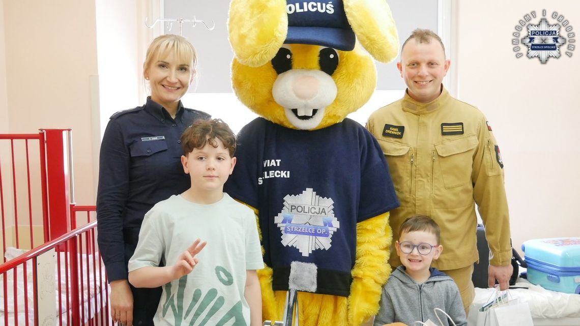 Mundurowi z wielkanocną niespodzianką u małych pacjentów strzeleckiego szpitala