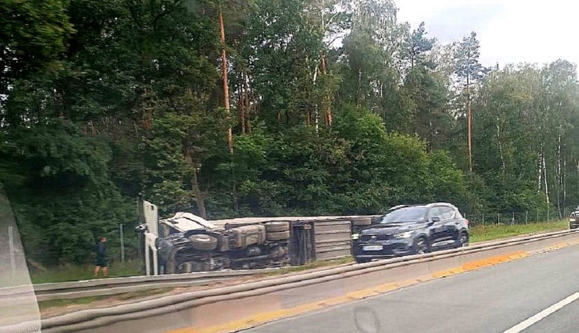 Na autostradzie A4 przewróciła się ciężarówka z ziemniakami. Utworzył się zator