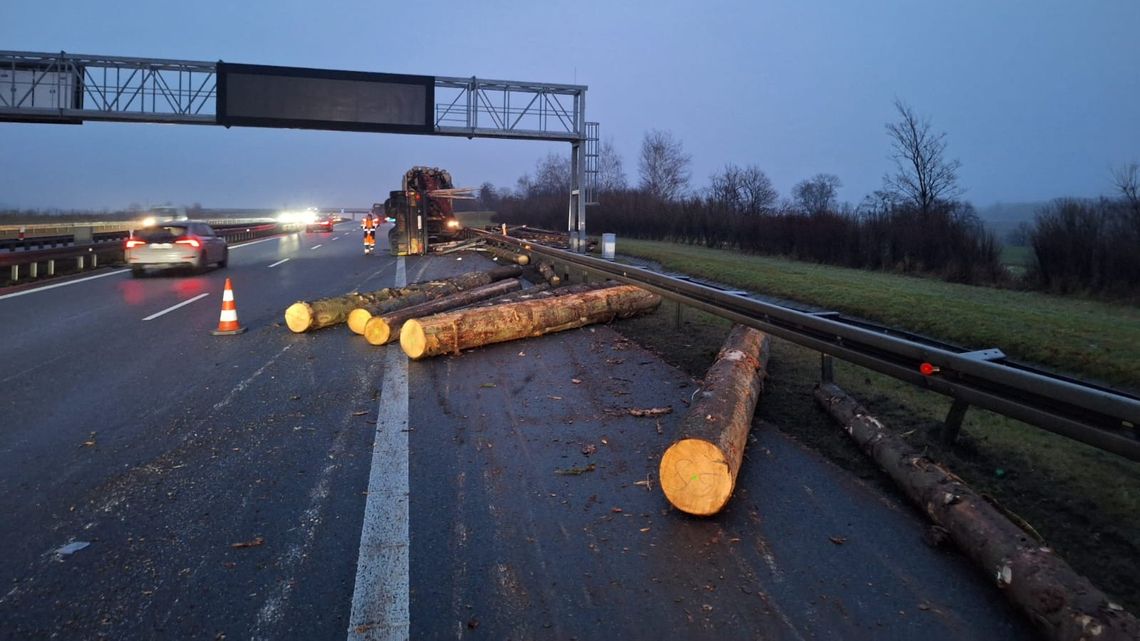 Na autostradzie A4 wywrócił się tir. Bale drewna na drodze