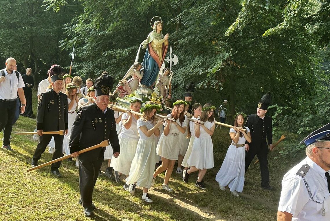 Na odpust Wniebowzięcia Matki Bożej wierni ruszyli na annogórskie dróżki