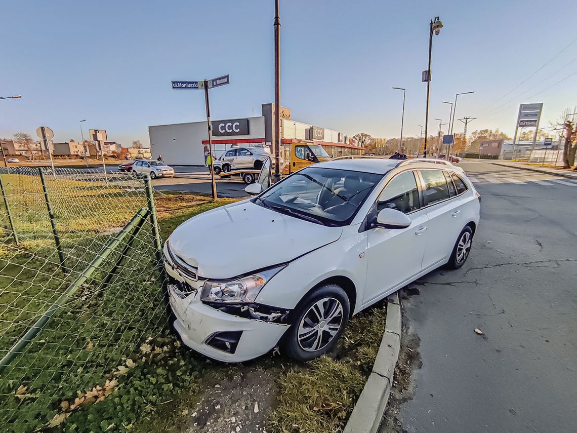 Na płocie i w rowie. Stłuczki na drogach powiatu strzeleckiego