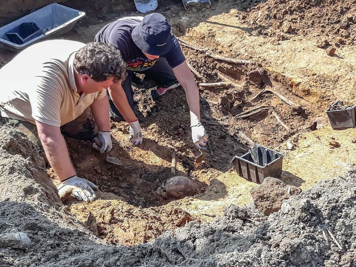 Na polu odkopali ofiary zbrodni Na polu odkopali ofiary zbrodni