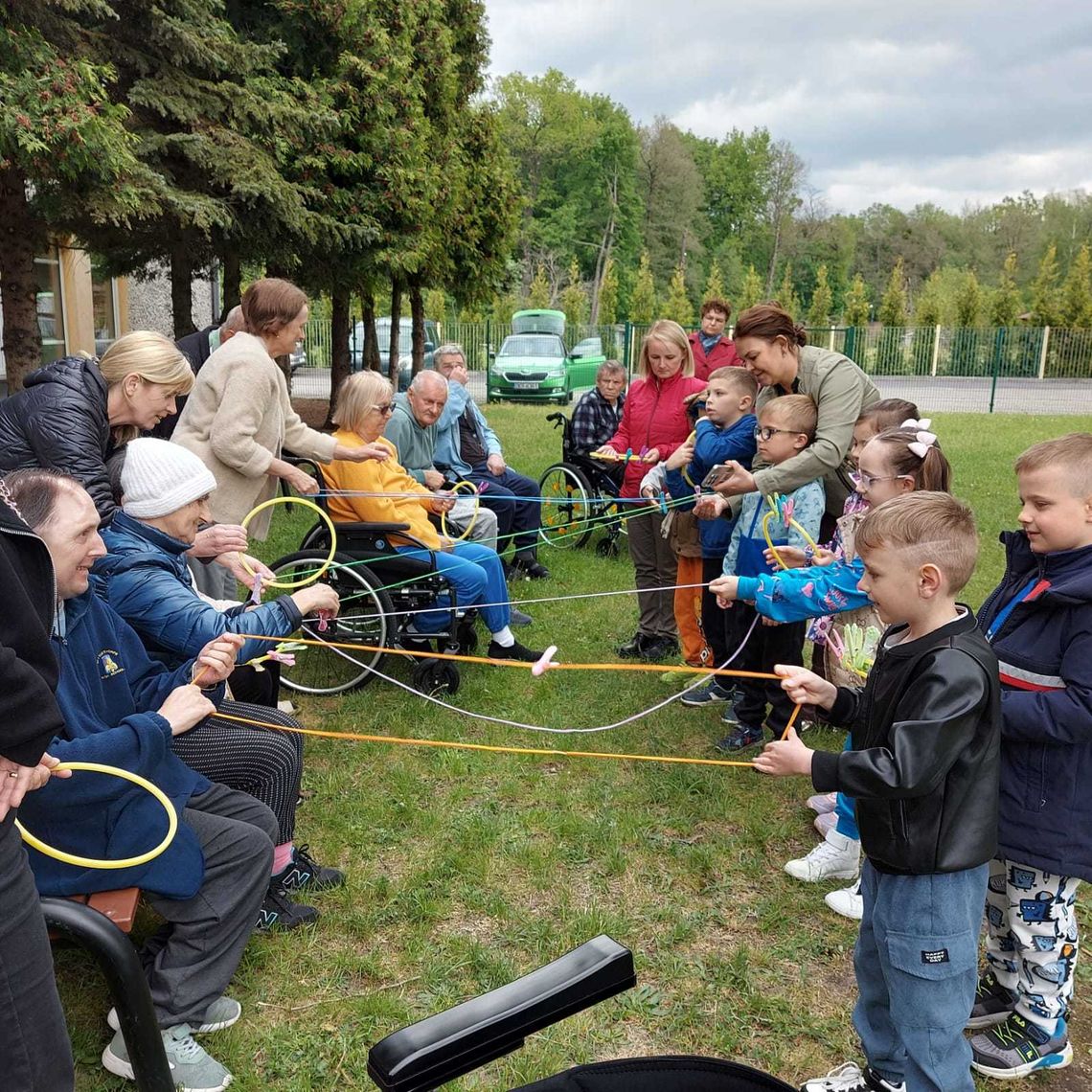 Najpierw porządki, potem zabawa. Seniorzy z Szymiszowa w akcji