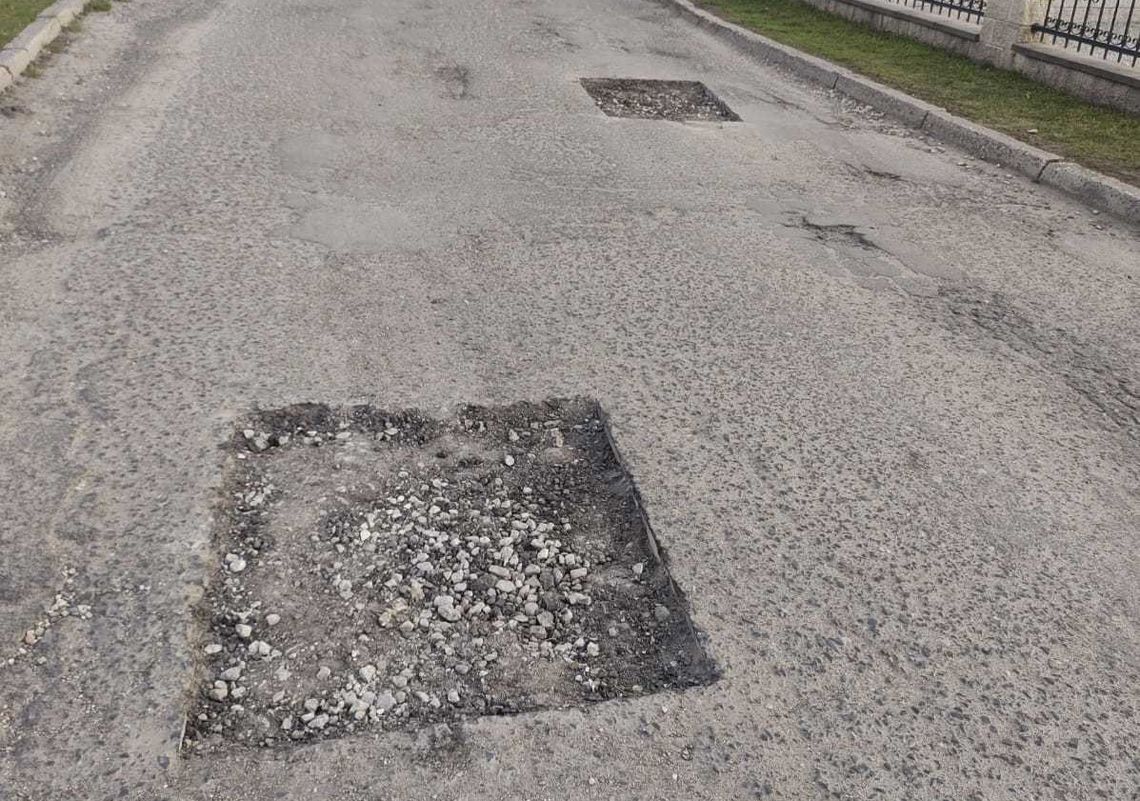 Niebezpieczne dziury w drogach gminnych w Zawadzkiem. Będą naprawione?
