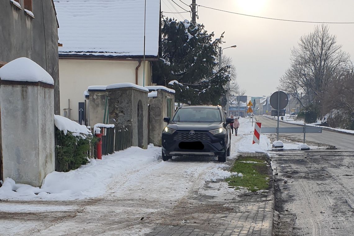 Niebezpiecznie na chodniku przy ul. Kozielskiej w Strzelcach Opolskich