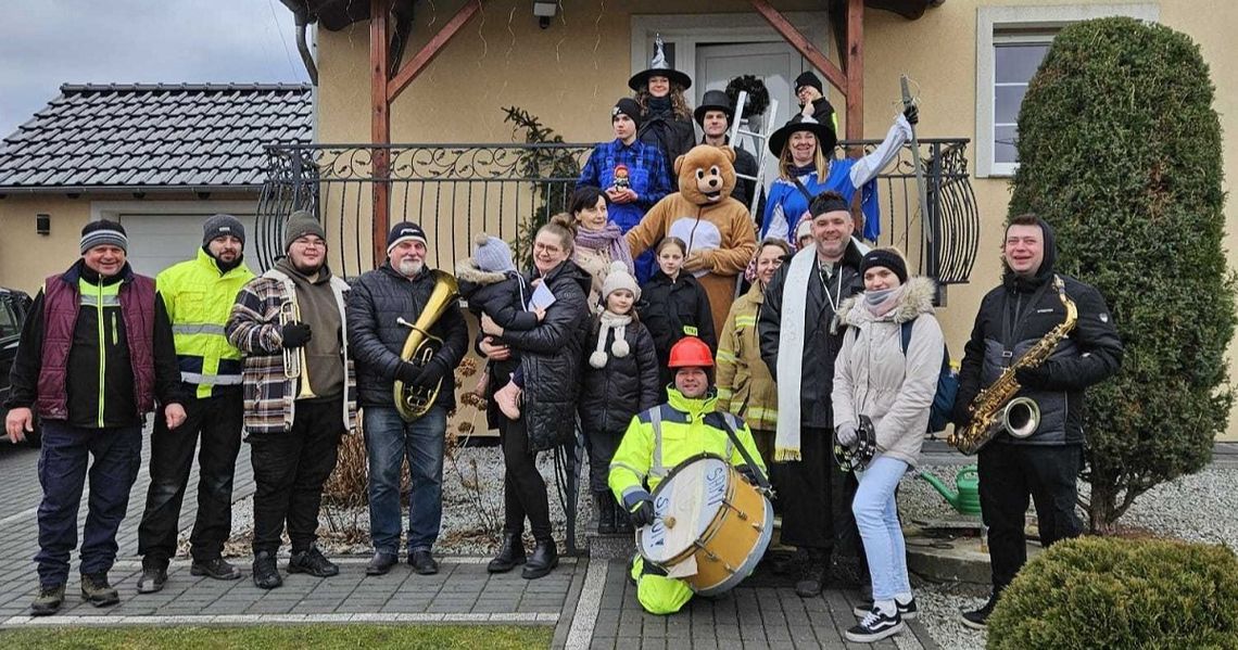 Wodzenie niedźwiedzia w Niezdrowicach. Wędrowano z zaproszeniami na ważną imprezę