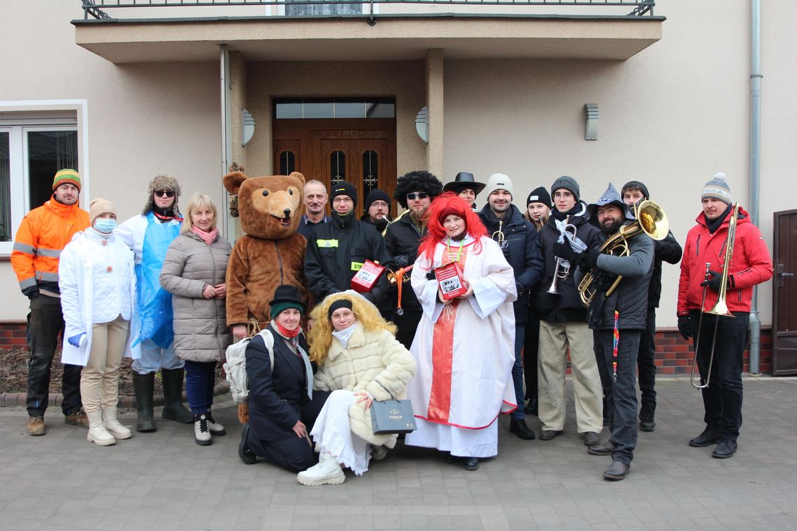 Niedźwiedź wędrował po Gąsiorowicach. I zbierał na nowy wóz Niedźwiedź wędrował po Gąsiorowicach. I zbierał na nowy wóz