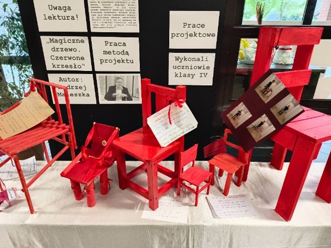 Nietypowa wystawa czerwonych krzeseł. Stworzyli ją uczniowie