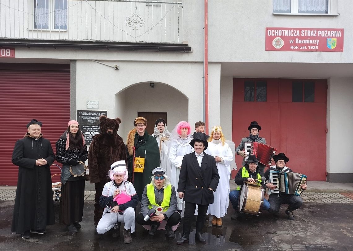 Niosą mieszkańcom szczęście i pomyślność. Aktorzy zespołu "Tradycja" z Rozmierzy wodzą bera Niosą mieszkańcom szczęście i pomyślność. Aktorzy zespołu "Tradycja" z Rozmierzy wodzą bera