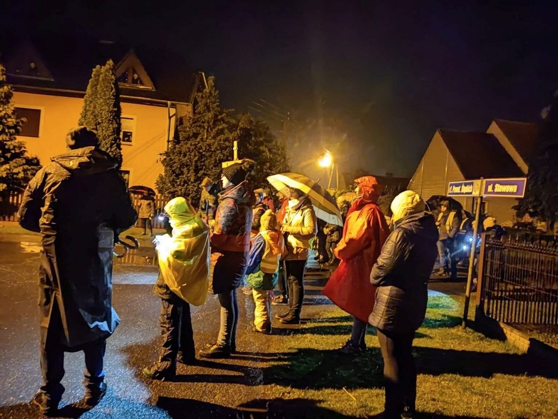 Nocna Droga Krzyżowa ulicami Grodziska. Mieszkańcom deszcz nie przeszkodził