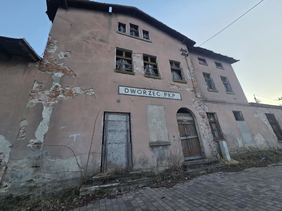 Nowe centrum i stara ruina. Nadzór budowlany nie widzi zagrożenia Nowe centrum i stara ruina. Nadzór budowlany nie widzi zagrożenia