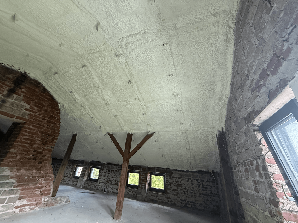 Nowoczesne ocieplanie pianką PUR – skuteczna izolacja na lata