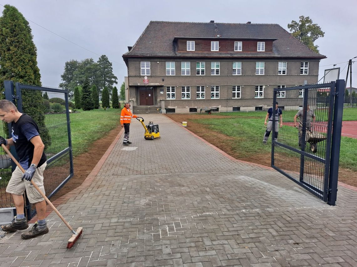 Nowy parking przy szkole w Rozmierce. Kostkę ułożono też przy wejściu do szkoły Nowy parking przy szkole w Rozmierce. Kostkę ułożono też przy wejściu do szkoły