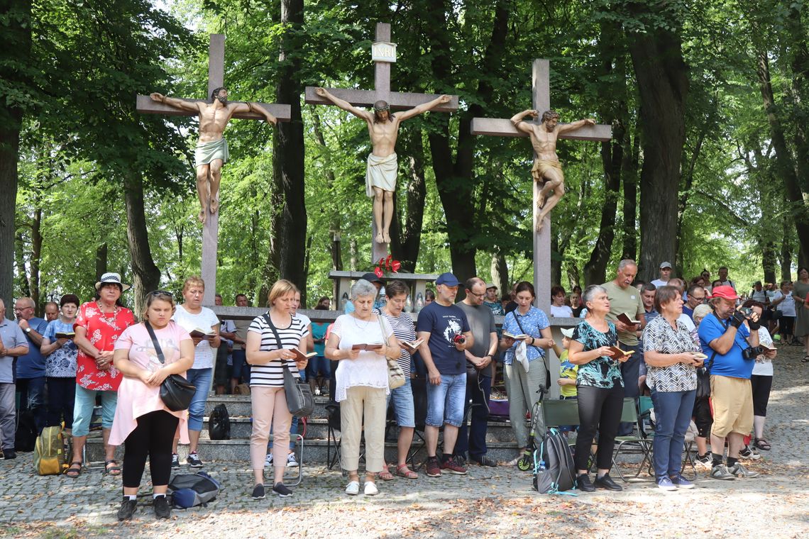 Odpust Aniołów Stróżów na Górze św. Anny. Pątnicy na maryjnych dróżkach