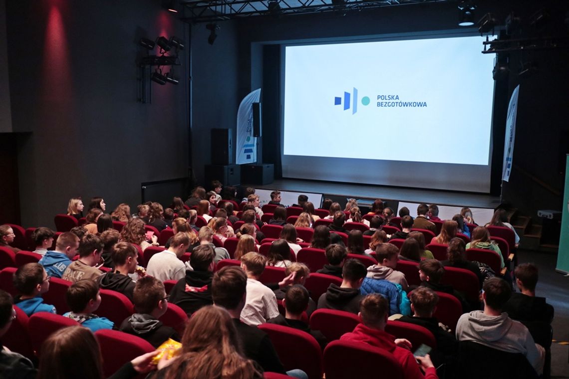 Ogólnopolska akcja Bezgotówkowe Kino Objazdowe odwiedzi Strzelce Opolskie Ogólnopolska akcja Bezgotówkowe Kino Objazdowe odwiedzi Strzelce Opolskie