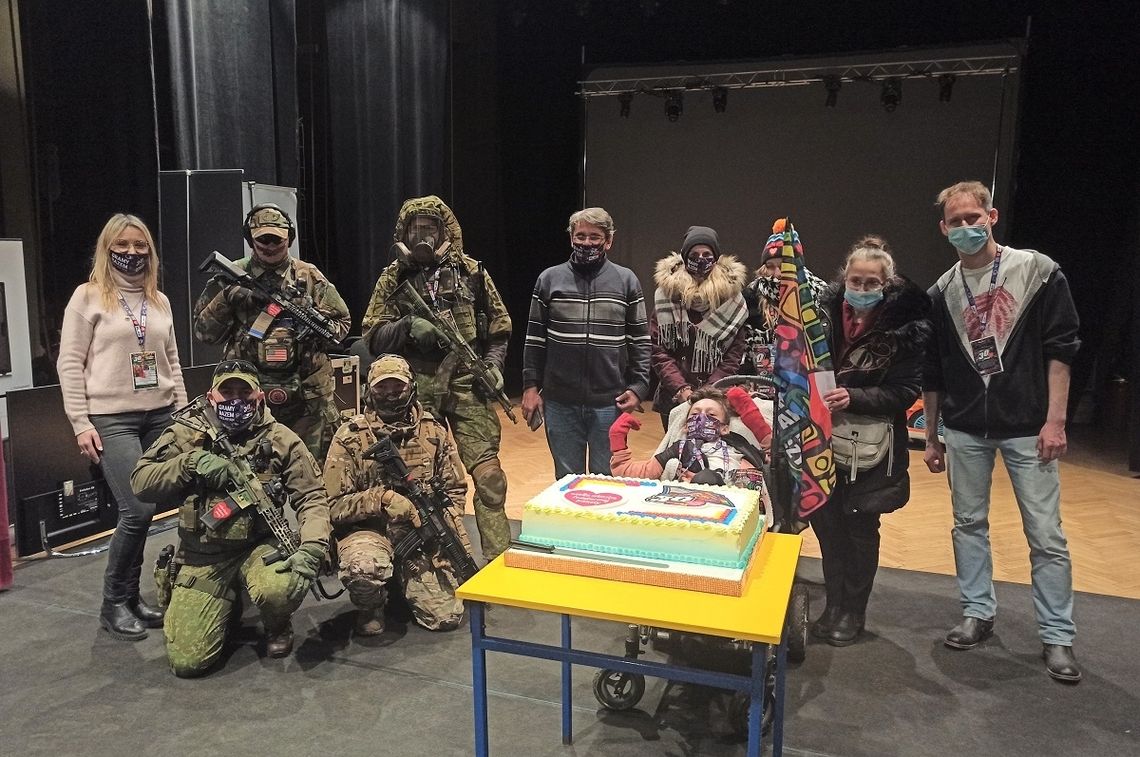 Ogromny tort wylicytowany! Teraz zostanie podzielony między wolontariuszy Ogromny tort wylicytowany! Teraz zostanie podzielony między wolontariuszy