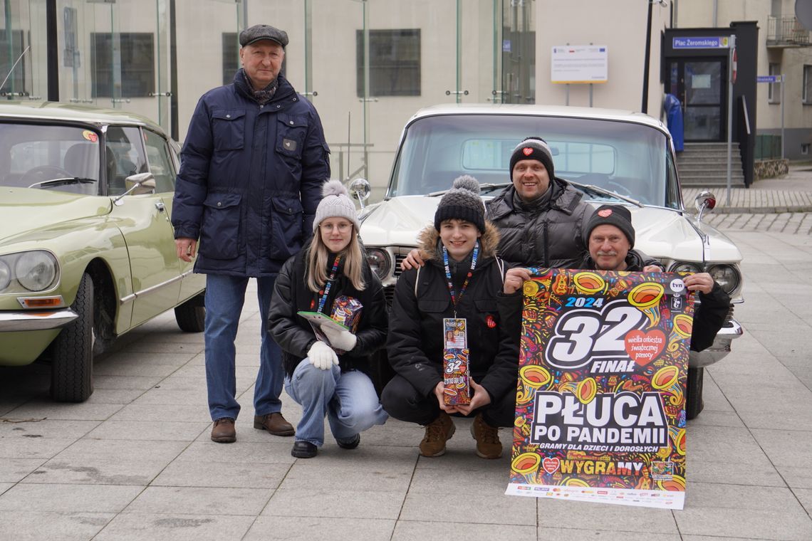 Orkiestra gra w Strzelcach Opolskich. Wolontariusze WOŚP na ulicach