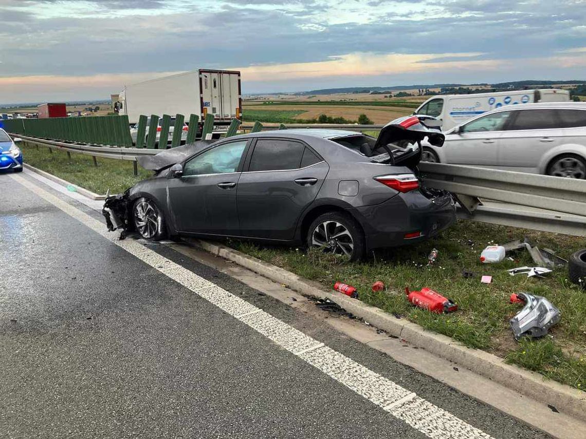 Osobówka wjechała w naczepę samochodu ciężarowego. Doszło do pożaru silnika