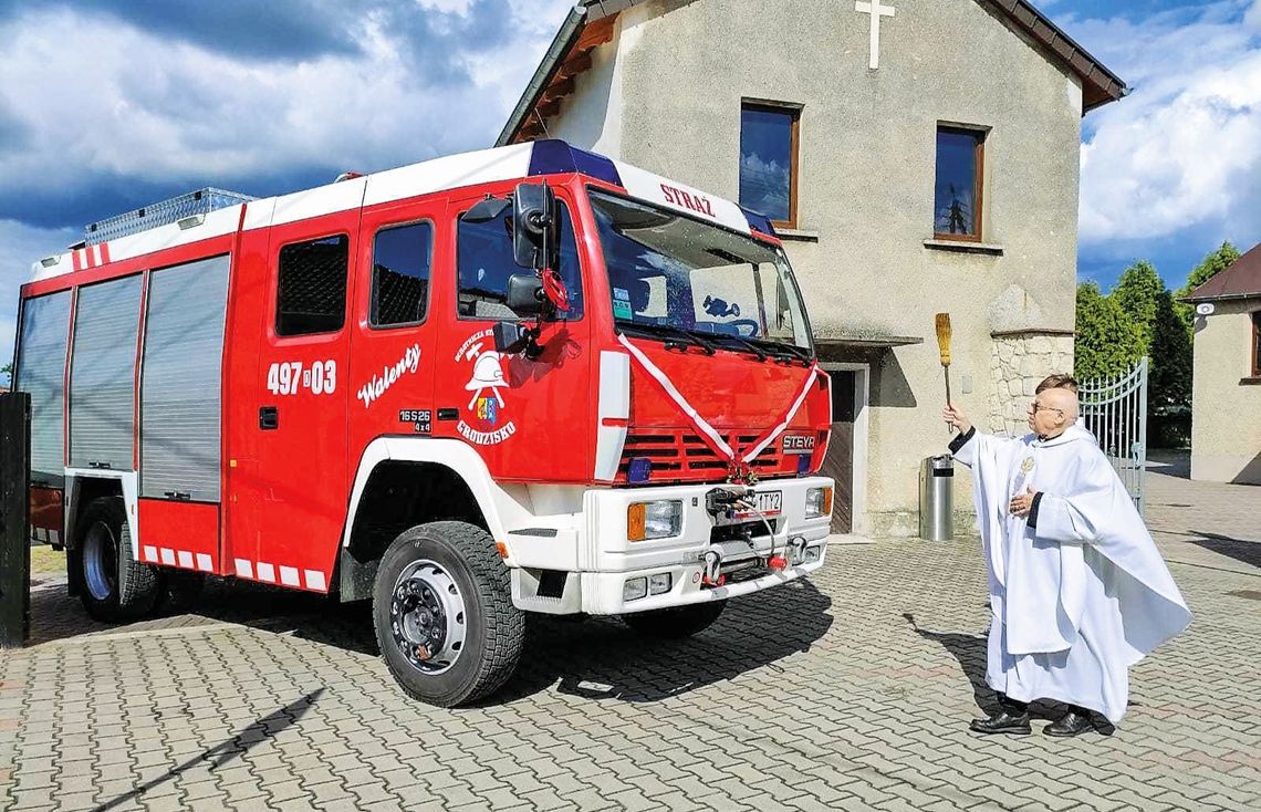 Nowy wóz strażaków z OSP Grodzisko poświęcony. Za nim już pierwsze akcje
