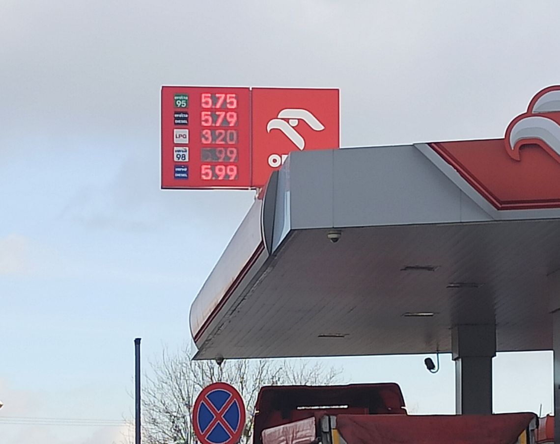 Paliwo tańsze. Ceny poszły w dół o ok. 30 groszy Paliwo tańsze. Ceny poszły w dół o ok. 30 groszy