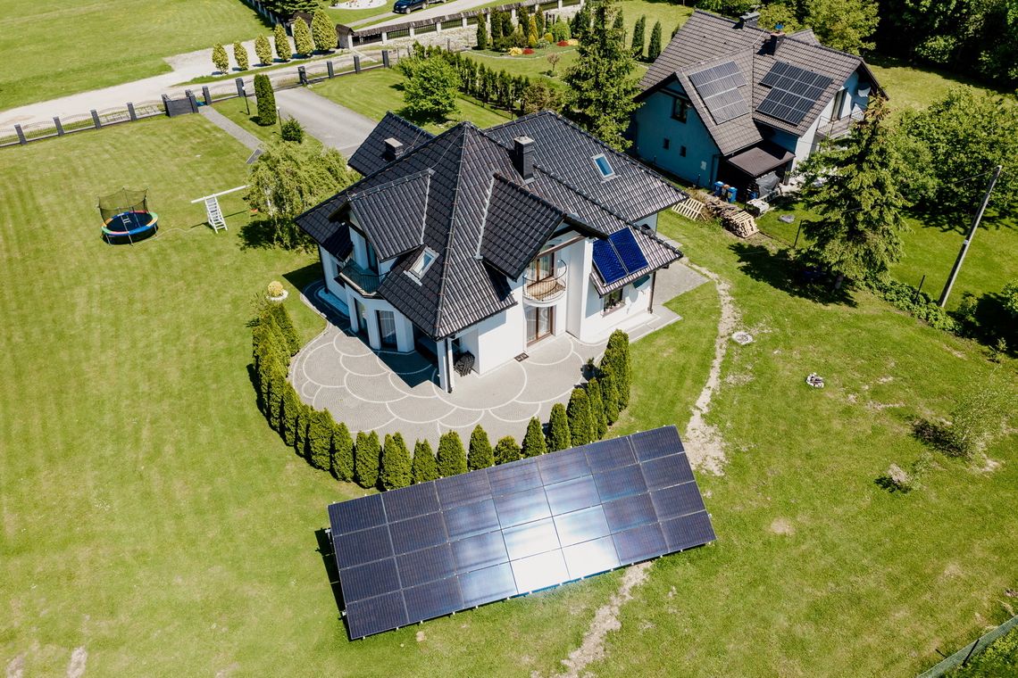 Panele solarne a panele fotowoltaiczne – czym się różnią? Panele solarne a panele fotowoltaiczne – czym się różnią?