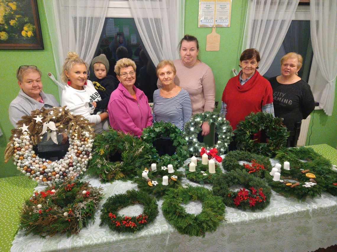 Panie ze Stowarzyszenia Kobiet Żędowickich tworzyły adwentowe wianki