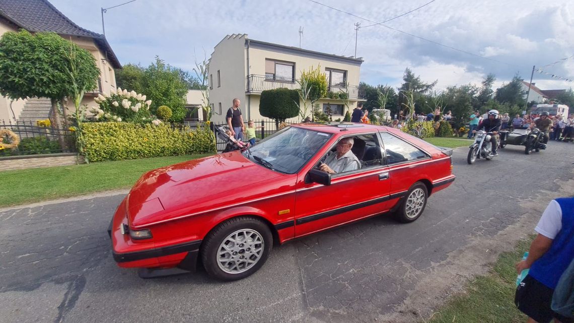 Parada zabytkowych pojazdów w Grodzisku. Trwają gminne dożynki!