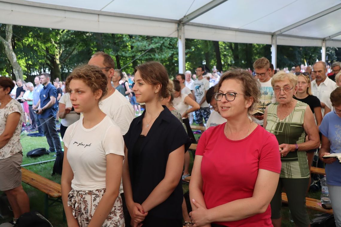 Pielgrzymi przeszli przez Kamień Śląski. We wtorek idą na Górę św. Anny