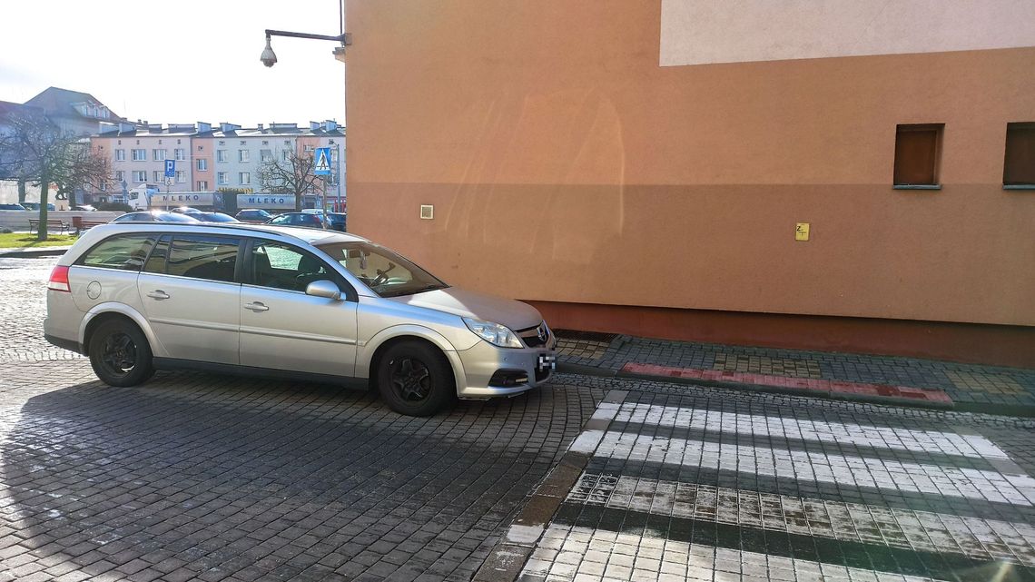 Patoparkowanie w Strzelcach Opolskich. „Zebry” zastawiane samochodami