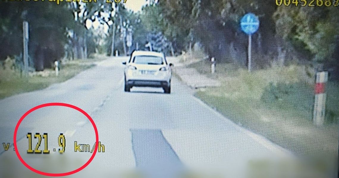 Pędził przez Ujazd 121 km/h. 70-latek stracił prawo jazdy i zapłaci słony mandat