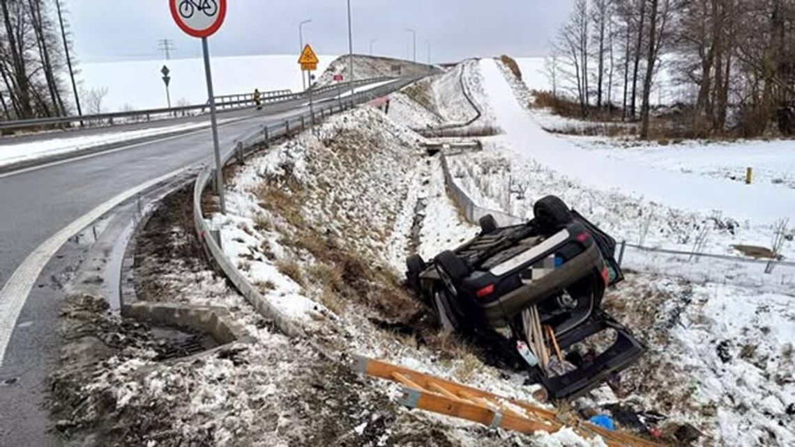 Peugeot wypadł z drogi i dachował. Poszkodowane dwie osoby