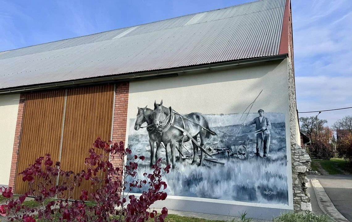 Piękny mural powstał na Nowej Wsi. Przedstawia historię jednego z gospodarzy