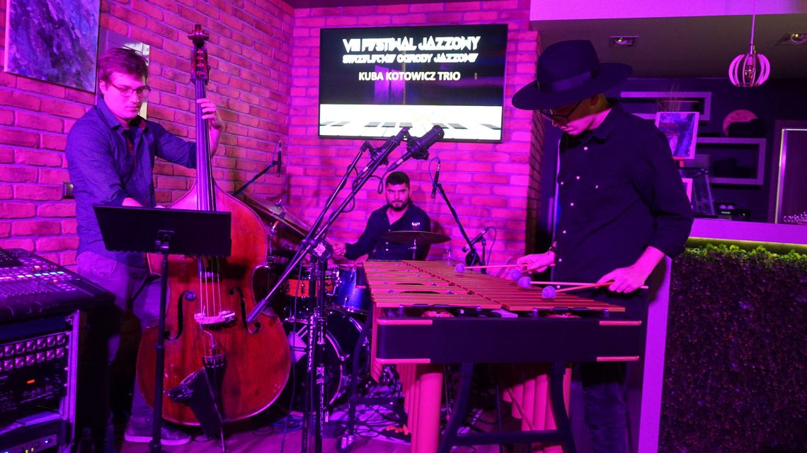 Pierwszy koncert VIII edycji Ogrodów Jazzowych. Na scenie Kuba Kotowicz Trio Pierwszy koncert VIII edycji Ogrodów Jazzowych. Na scenie Kuba Kotowicz Trio
