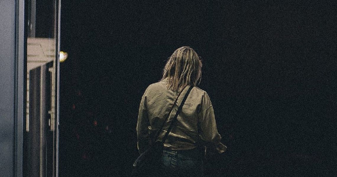 Noś odblaski i bądź widoczny na drodze. Kierowcy i policja apelują do pieszych