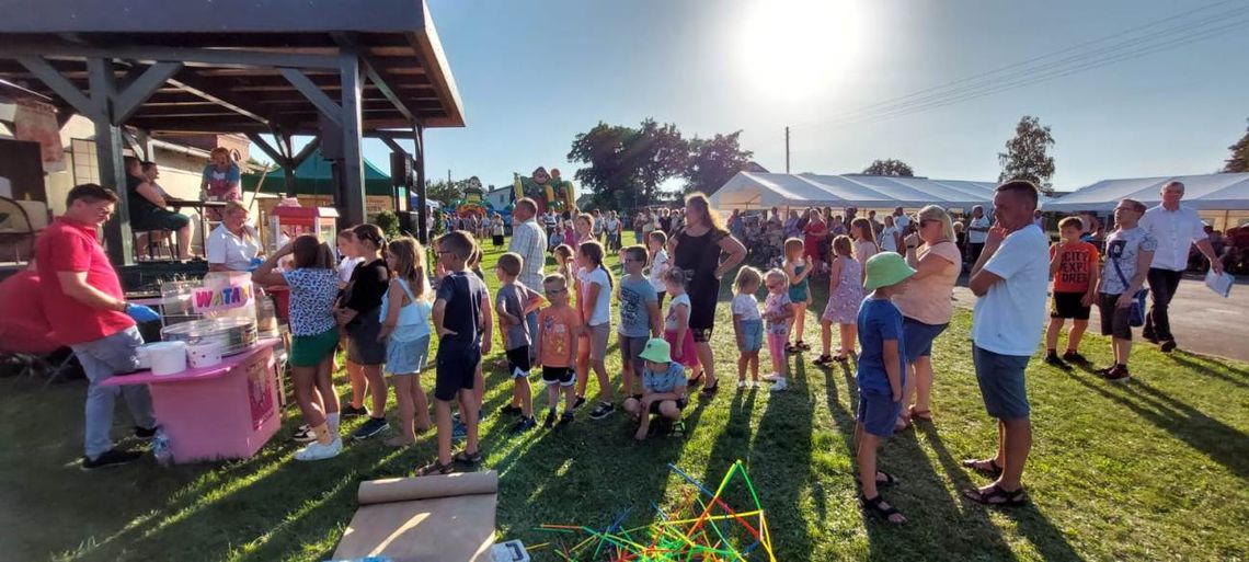 Piknik rodzinny w Zawadzkiem zgromadził wiele pokoleń