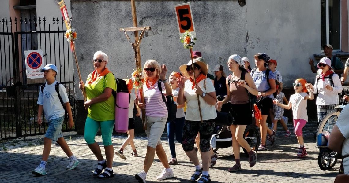 49. Piesza Pielgrzymka Opolska na Jasną Górę. Pątnicy idą przez powiat strzelecki