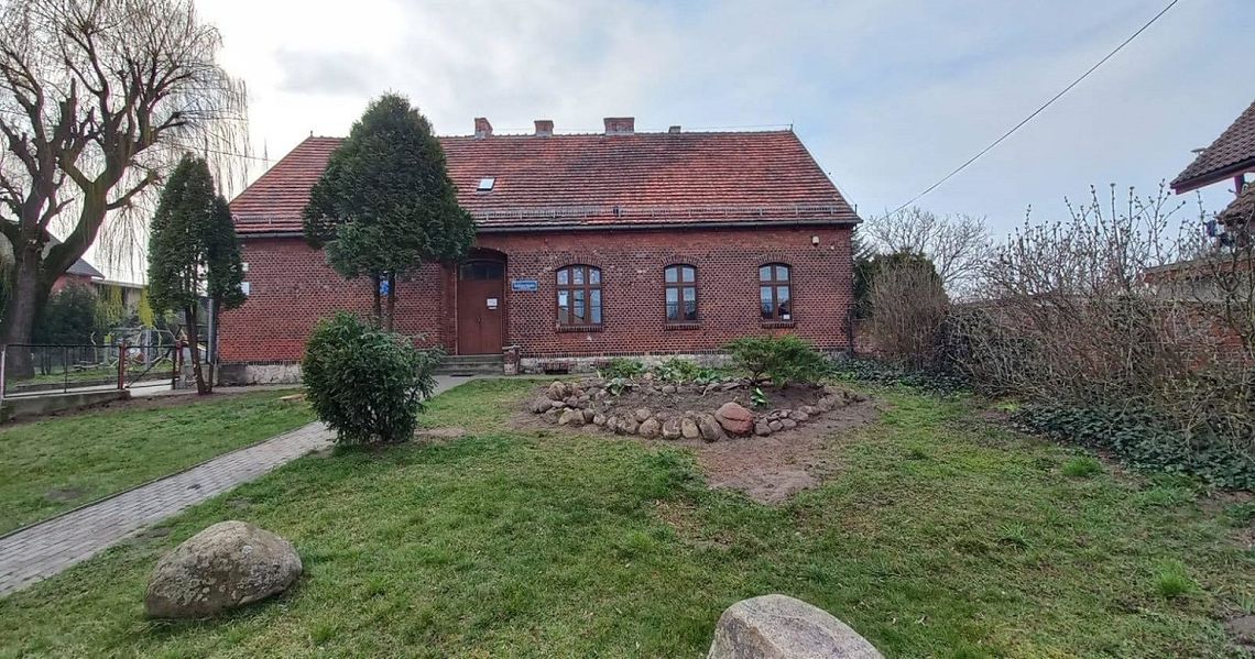 Plac przy świetlicy w Rożniątowie lśni. To dzięki mieszkańcom