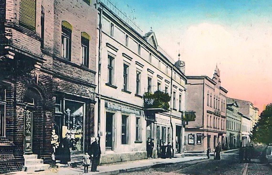 Plac Żeromskiego w Strzelcach Opolskich sto lat temu w kolorze. Jak wyglądał?