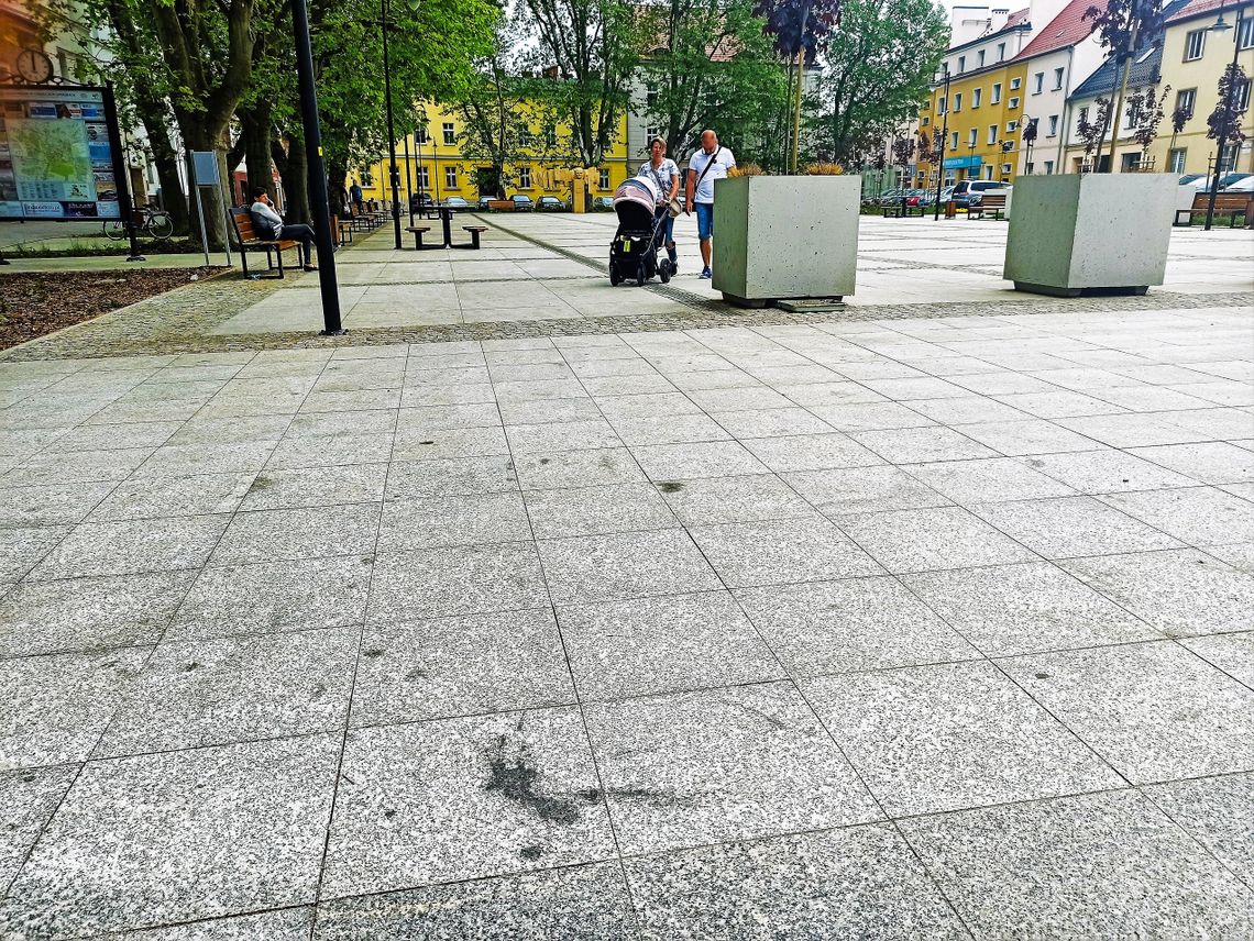 Plamy na płycie Placu Żeromskiego w Strzelcach Opolskich. "Ktoś to umyje?" Plamy na płycie Placu Żeromskiego w Strzelcach Opolskich. "Ktoś to umyje?"