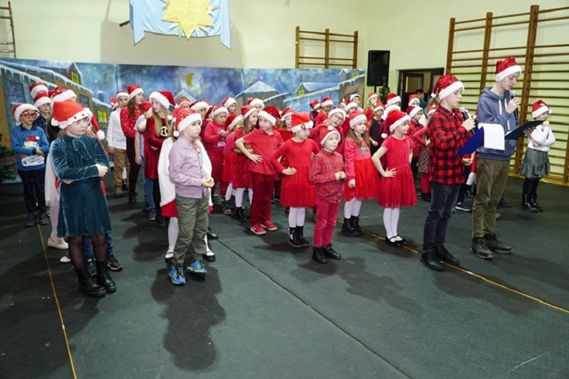 Po pandemicznej przerwie do szkoły w Kielczy powrócił kiermasz adwentowy