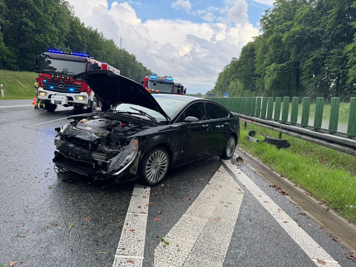 Podróżował z kobietą w ciąży. Uderzył w barierę