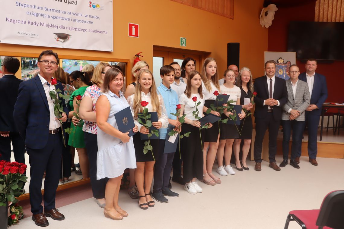 Zakończenie roku szkolnego w gminie Ujazd. Nagrodzono najlepszych uczniów