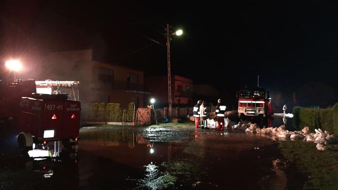 Podtopienia w Kadłubie. Strażacy i mieszkańcy przez kilkanaście godzin walczyli z wodą Podtopienia w Kadłubie. Strażacy i mieszkańcy przez kilkanaście godzin walczyli z wodą